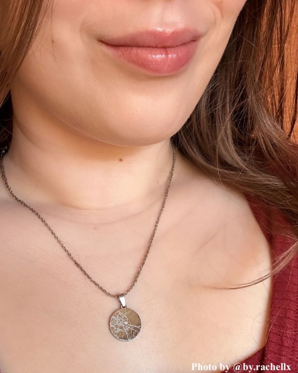 Influencer draagt zilveren where we met ketting
