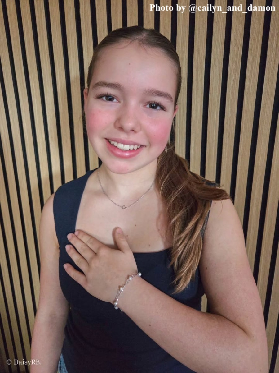 influencer draagt armband