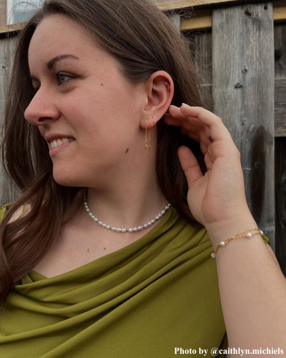 Influencer met parelsieraden