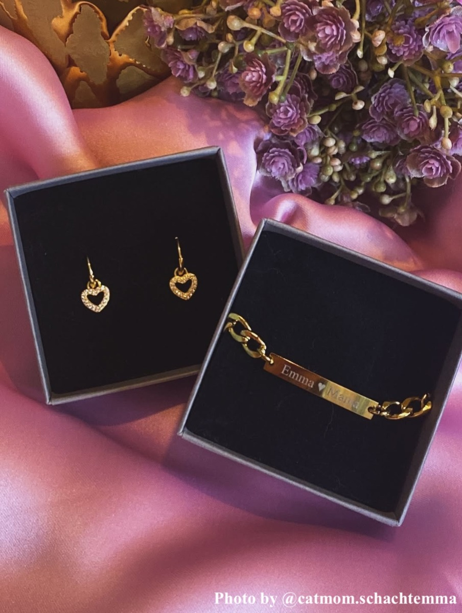 Gouden bar armband gegraveerd.
