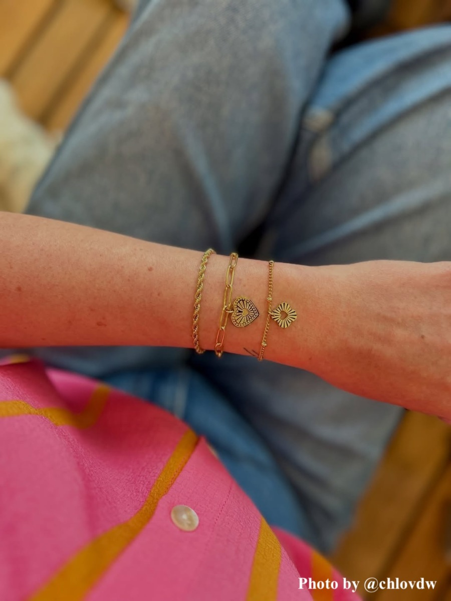 Influencer met clover heart armbandje