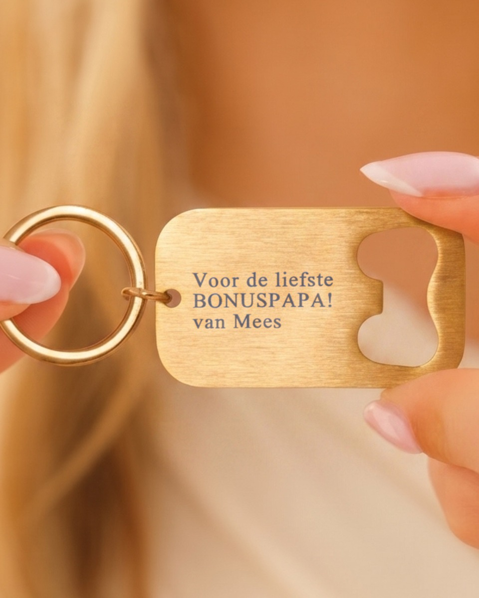 Gouden sleutelhanger opener met gravering