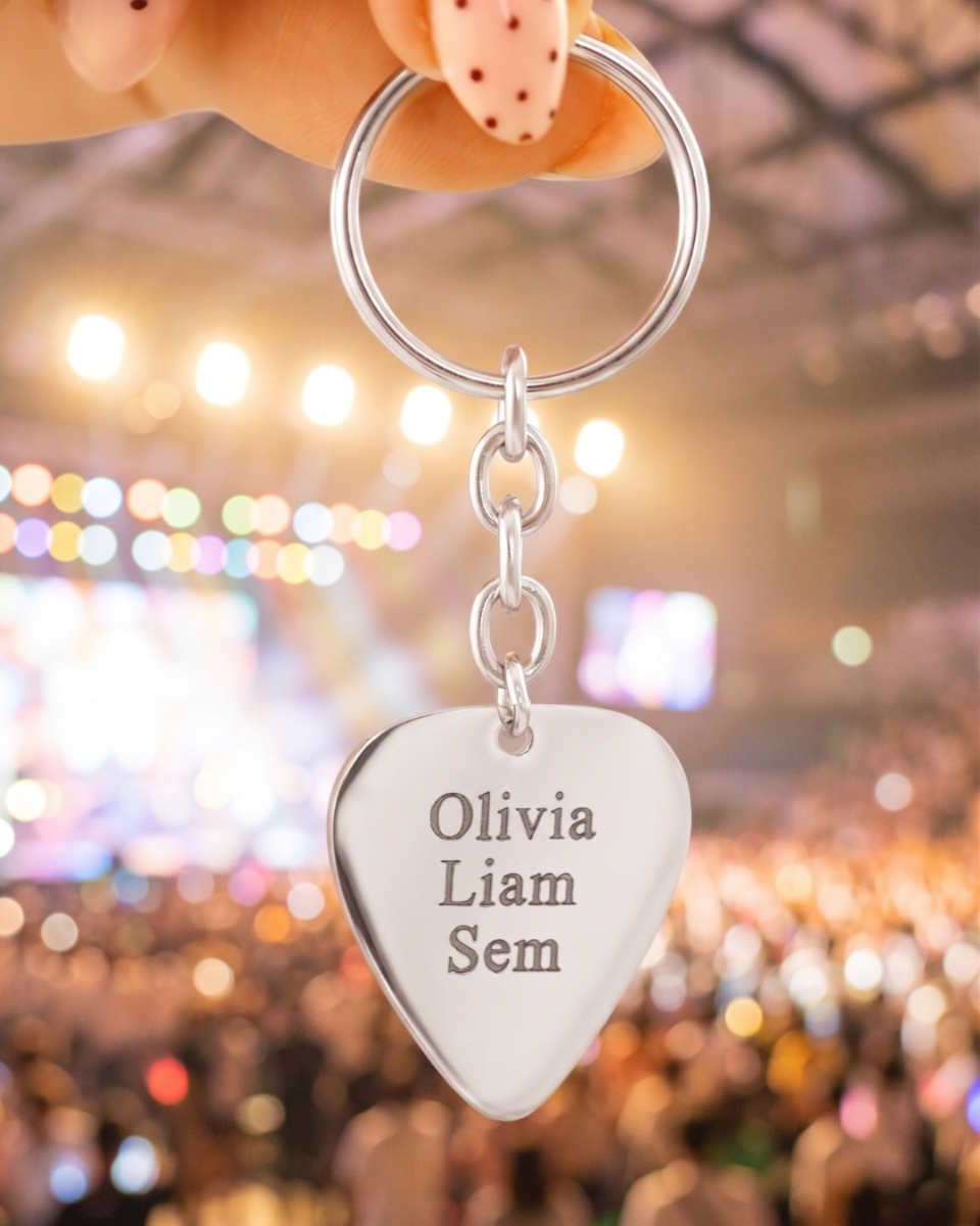 Zilveren plectrum sleutelhanger bij concert