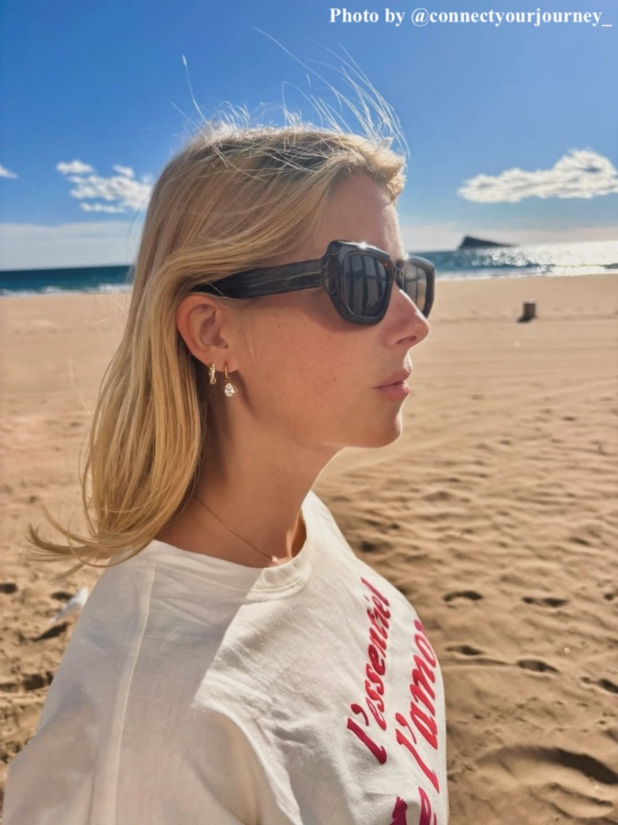 influencer draagt gouden oorringetjes
