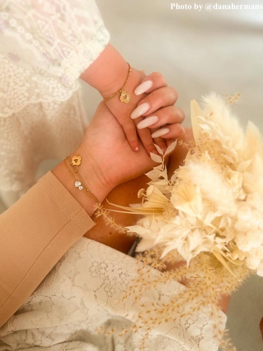 Influencer met clover heart armbandje