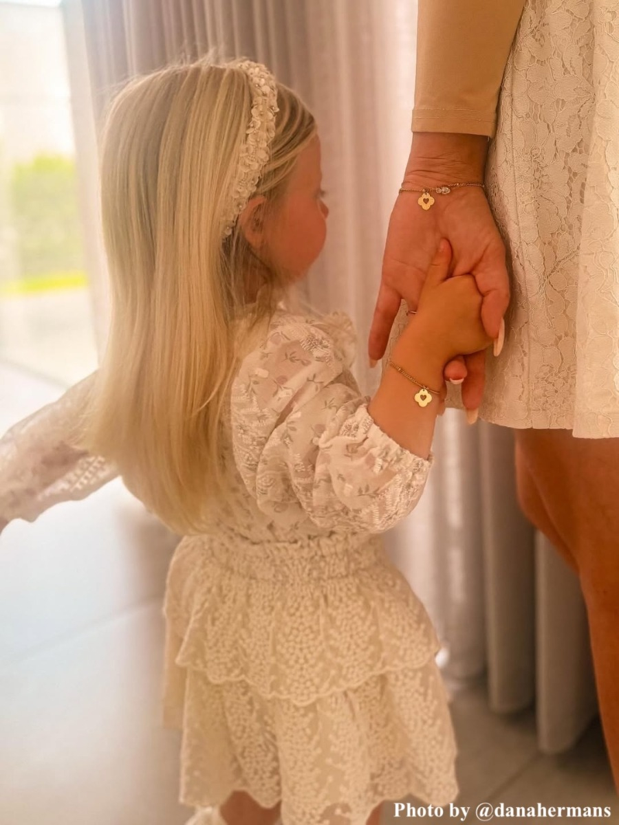 Influencer met clover heart armbandje