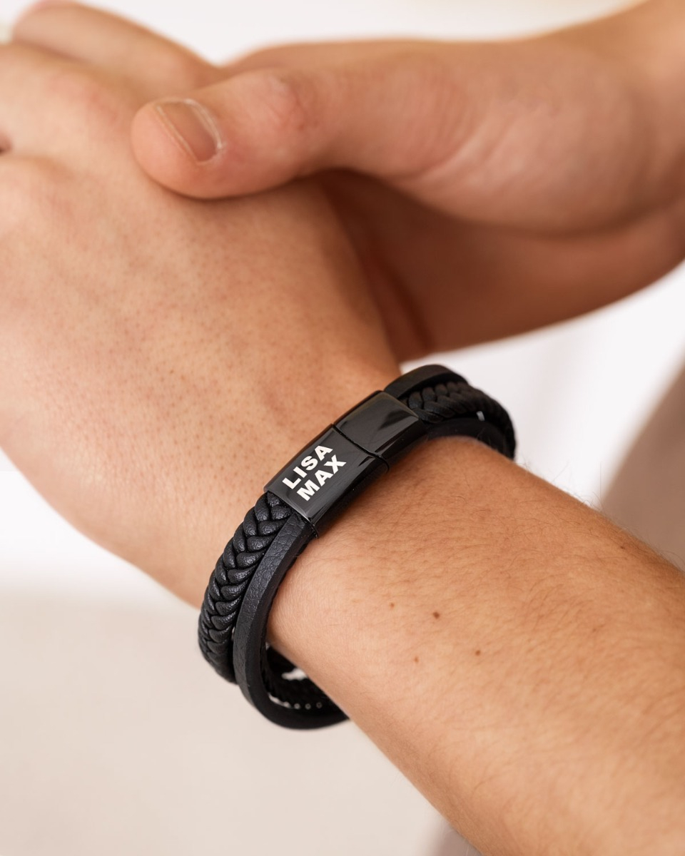 Zwarte leren heren armband met namen dubbel