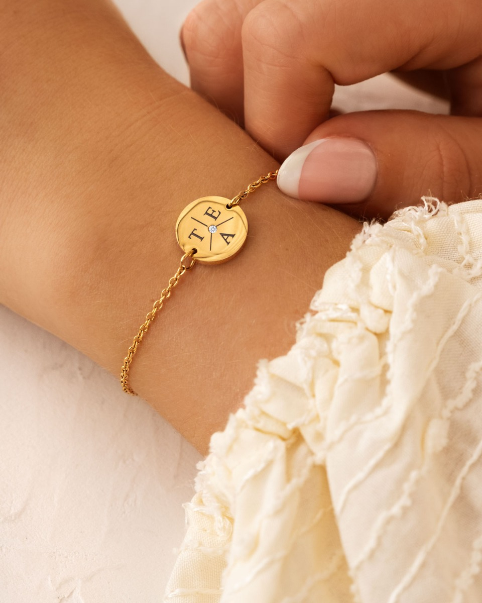 Gouden armband met 3 initialen en steentje