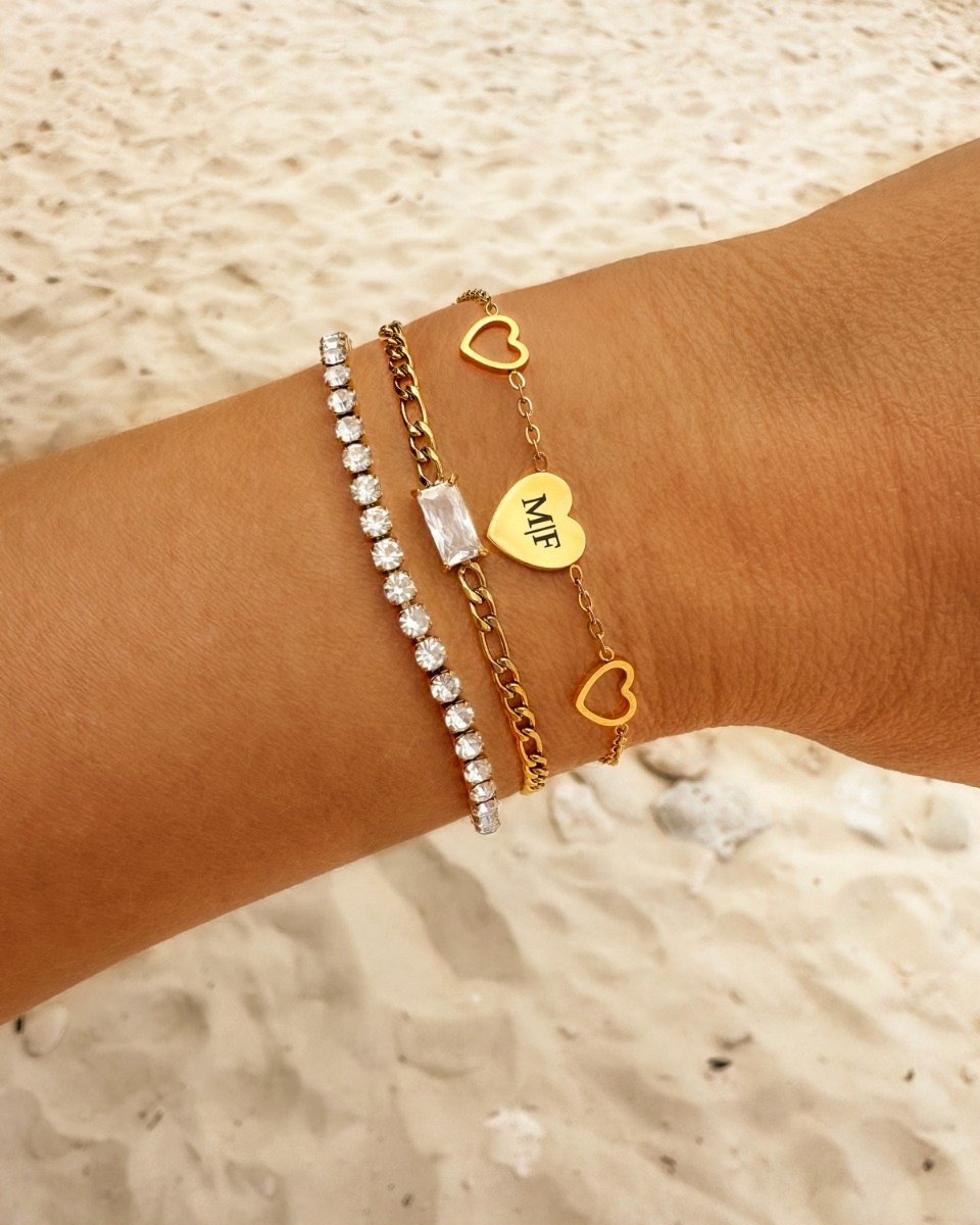 Gouden armparty met hartje en steentjes