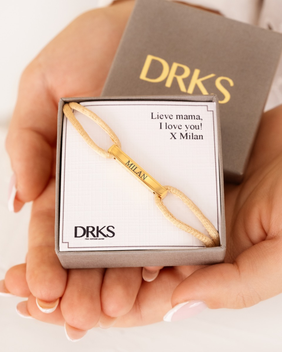 Nude satijnen armband met gouden bar in sieradendoosje