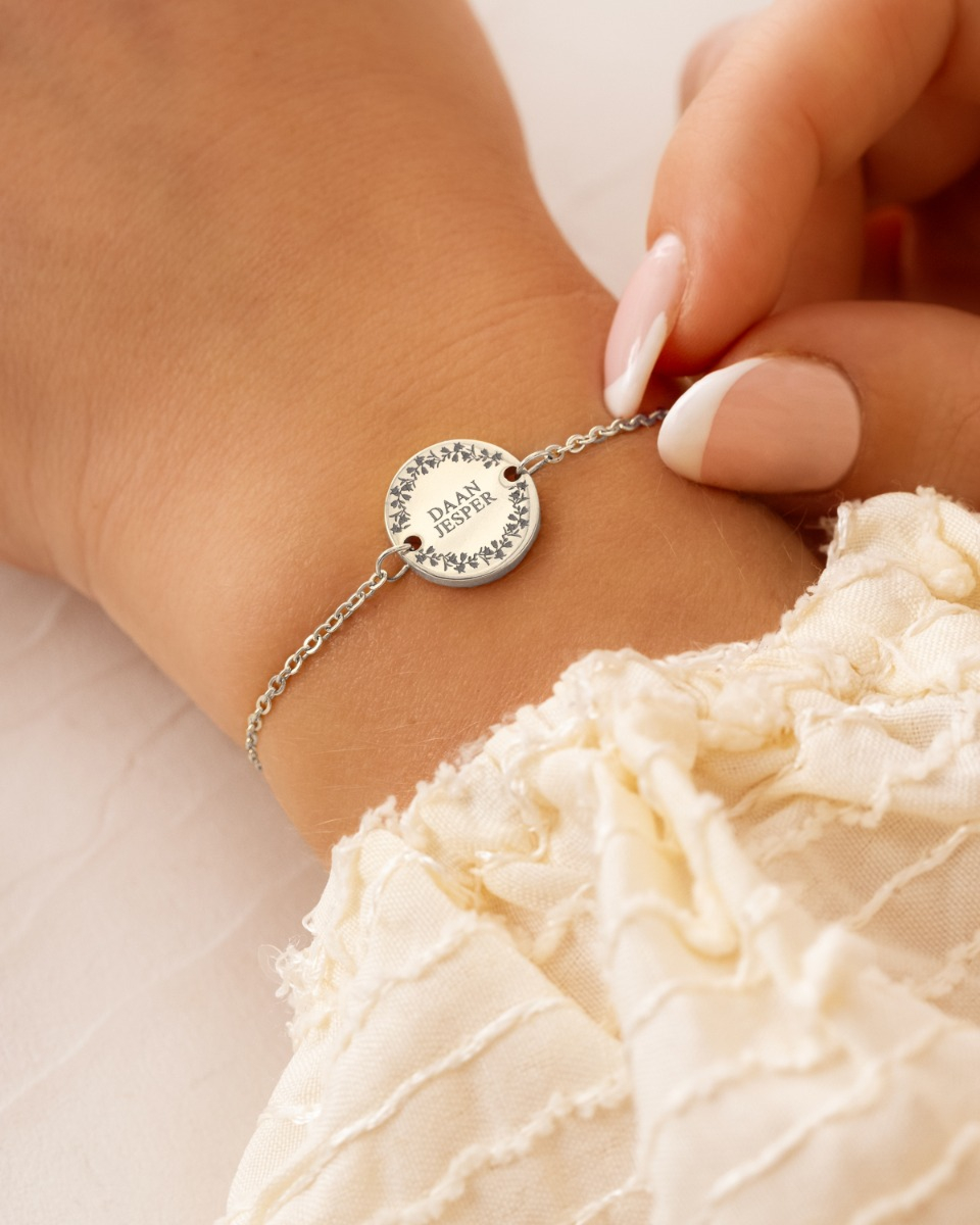 Zilveren armband met familie namen