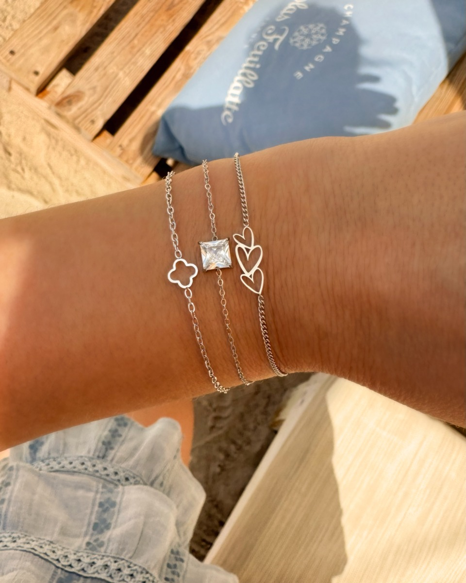 Zilveren armparty bij model