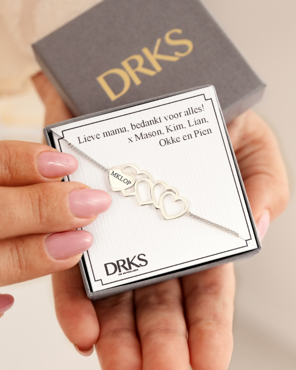 Zilveren 5 hartjes armband in sieradendoosje