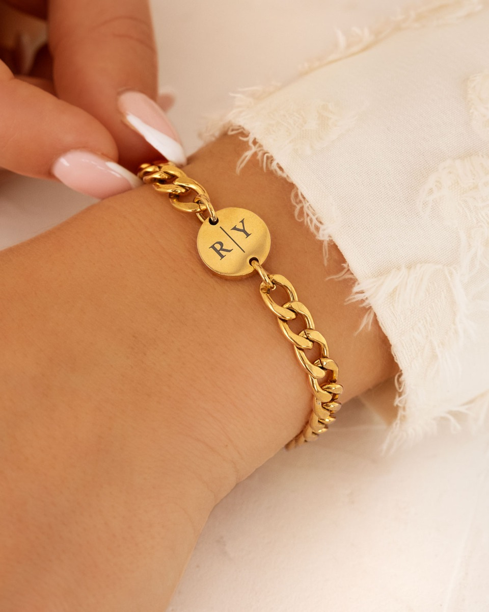 Gouden schakelarmband met muntje 