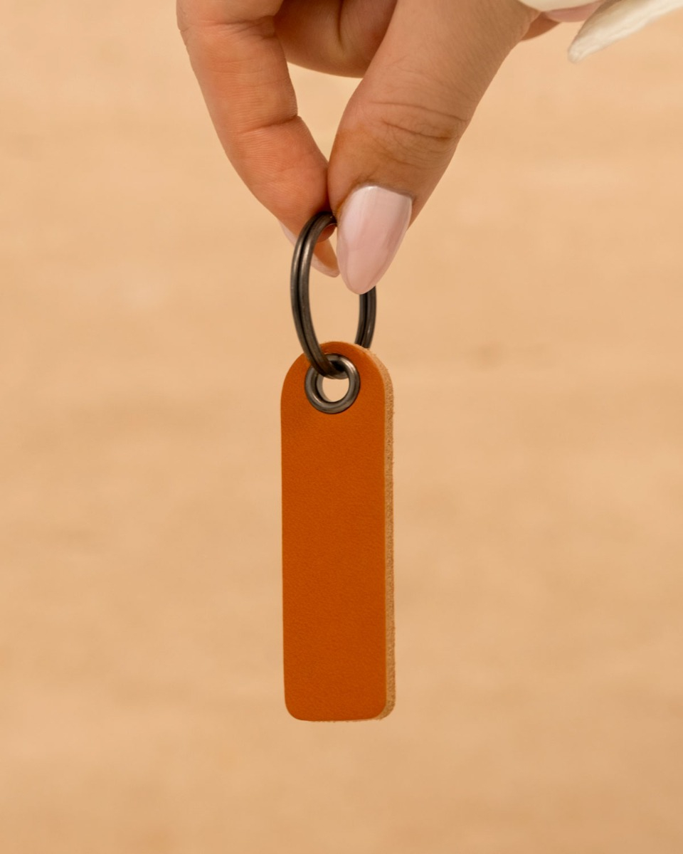 Cognac sleutelhanger in vingers
