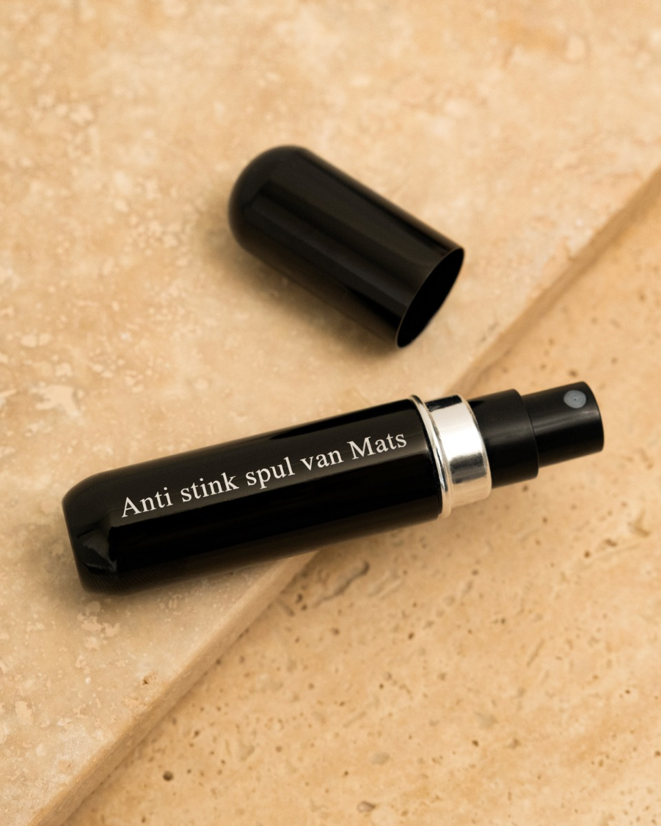 Zwarte parfumverstuiver met gravering