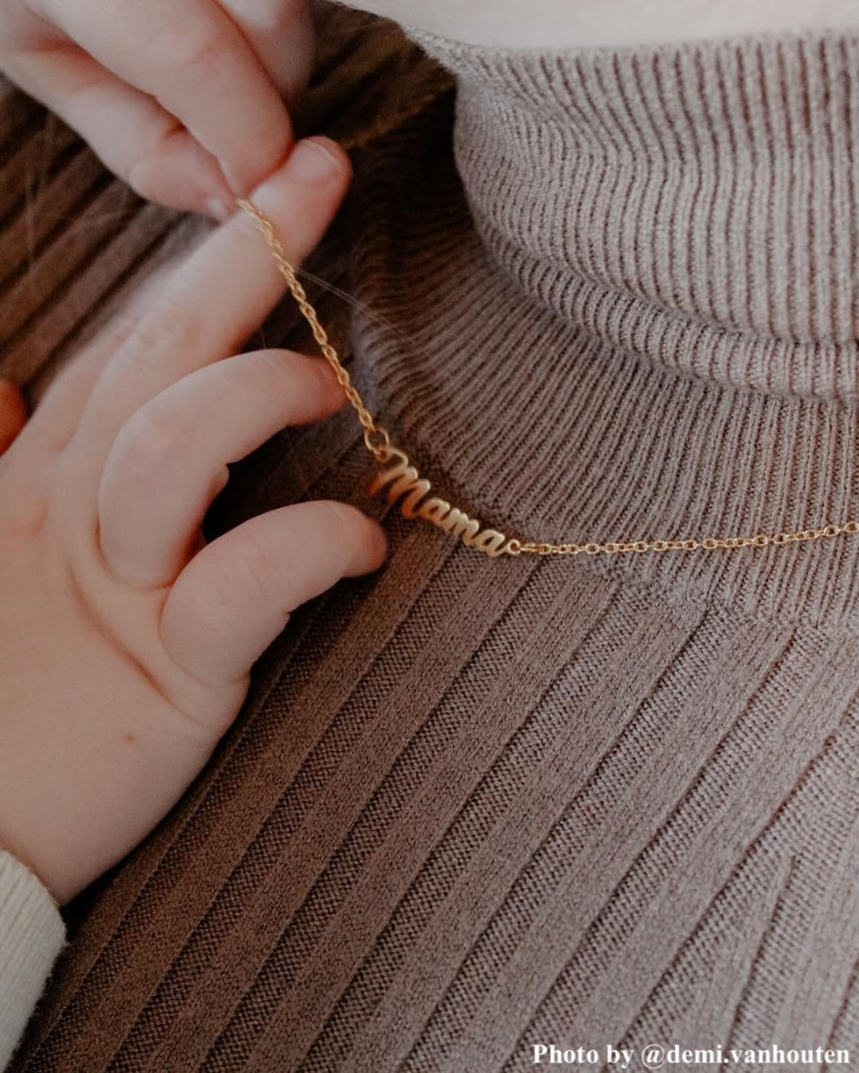 Model draagt de gouden mama ketting.