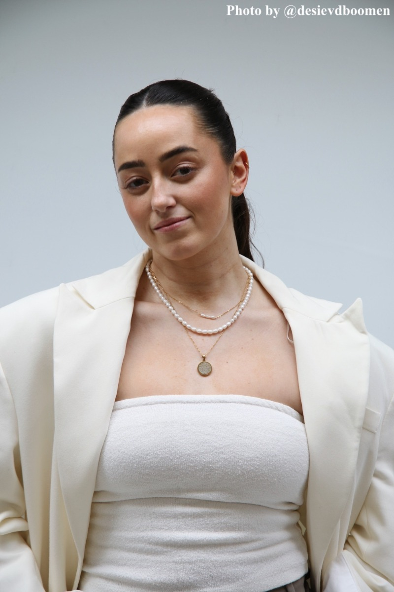 Influencer met parel ketting. 