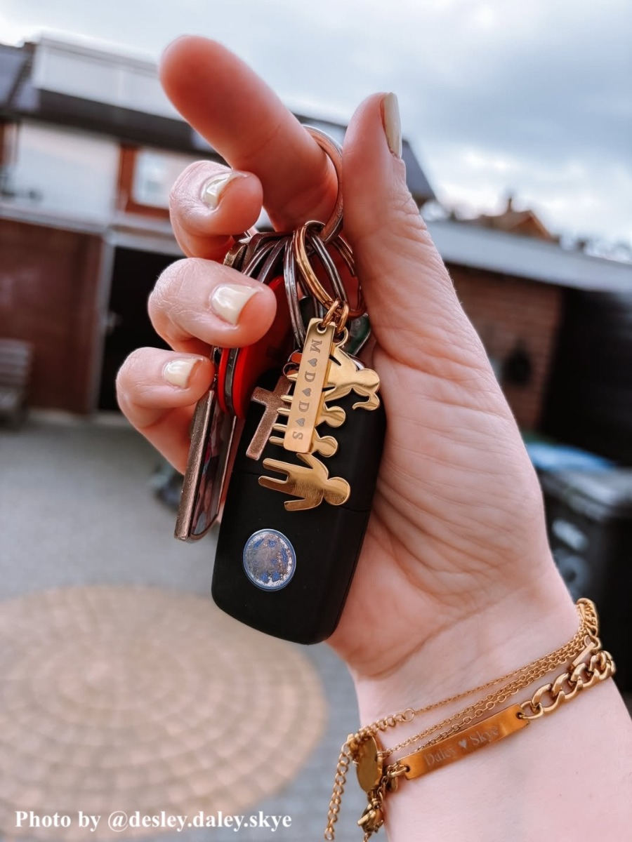 Influencer met graveerbare DRKS sleutelhanger
