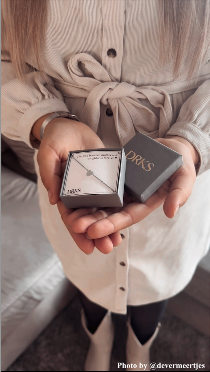 influencer foto van sieraden in doosje