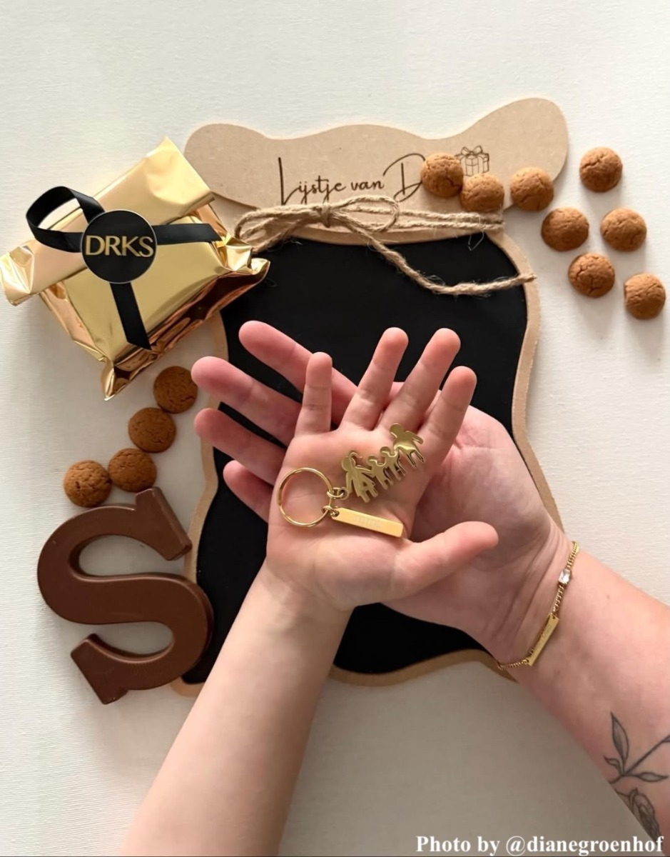 Influencer met gouden sleutelhanger gezin