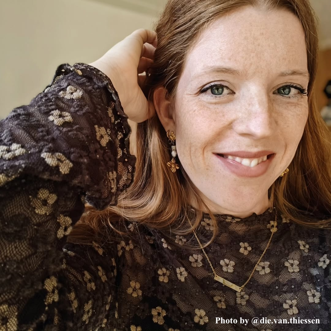 Influencer draagt little clover oorbellen goudkleurig