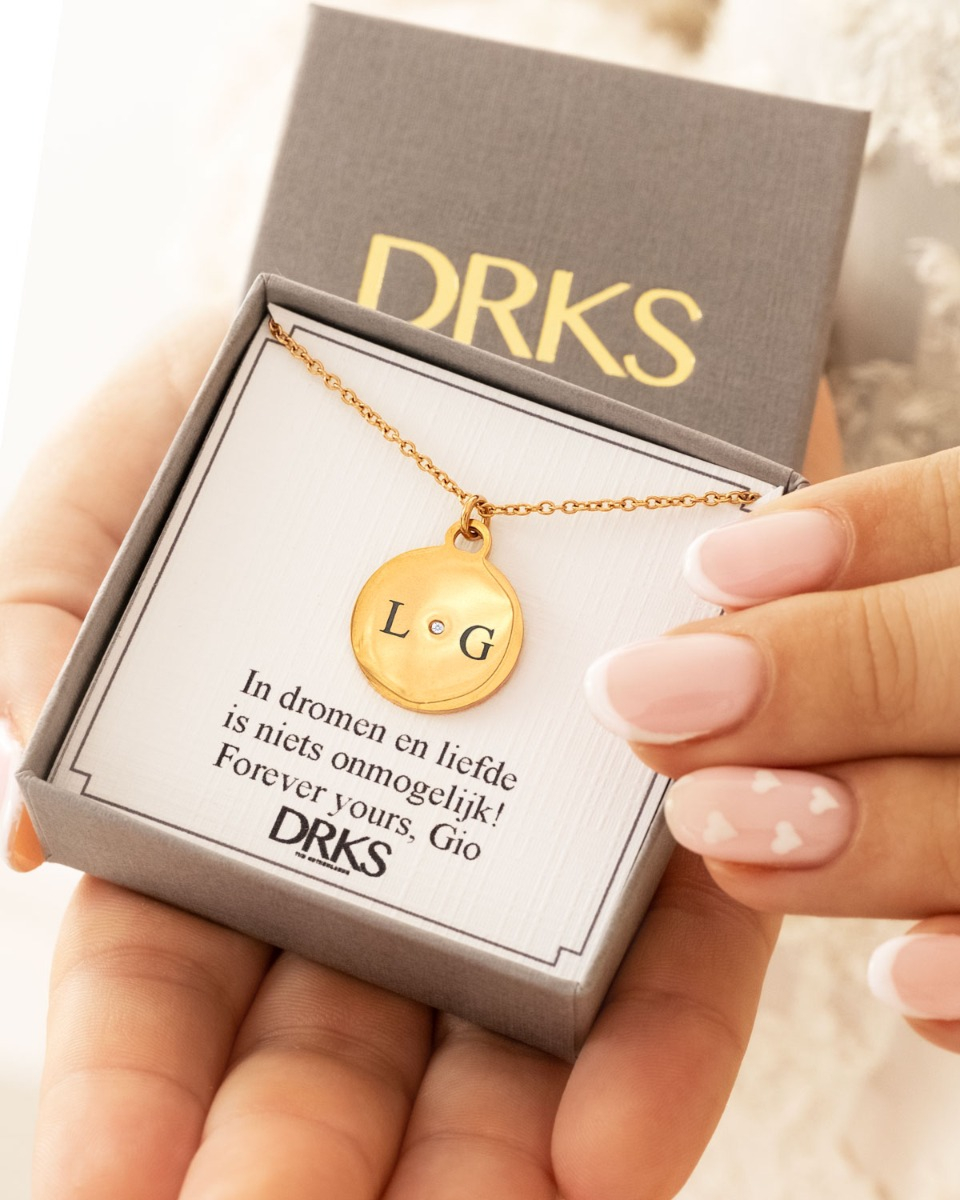 Gouden ketting met initialen in sieradendoosje