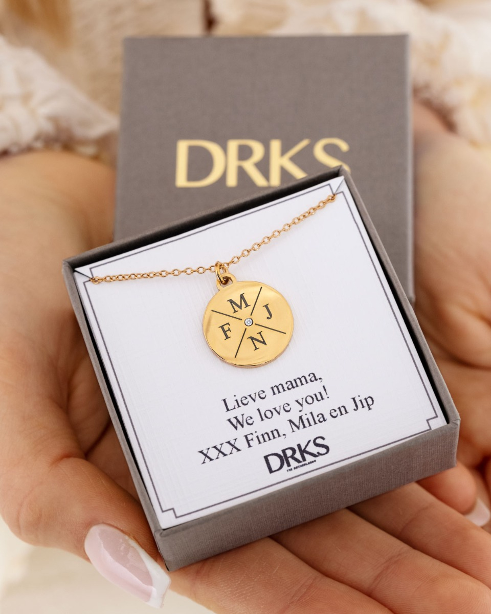 Gouden ketting met 4 initialen in sieradendoosje