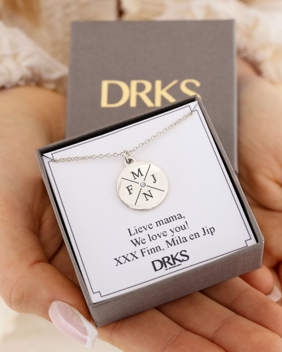 Zilveren ketting met initialen in sieradendoosje