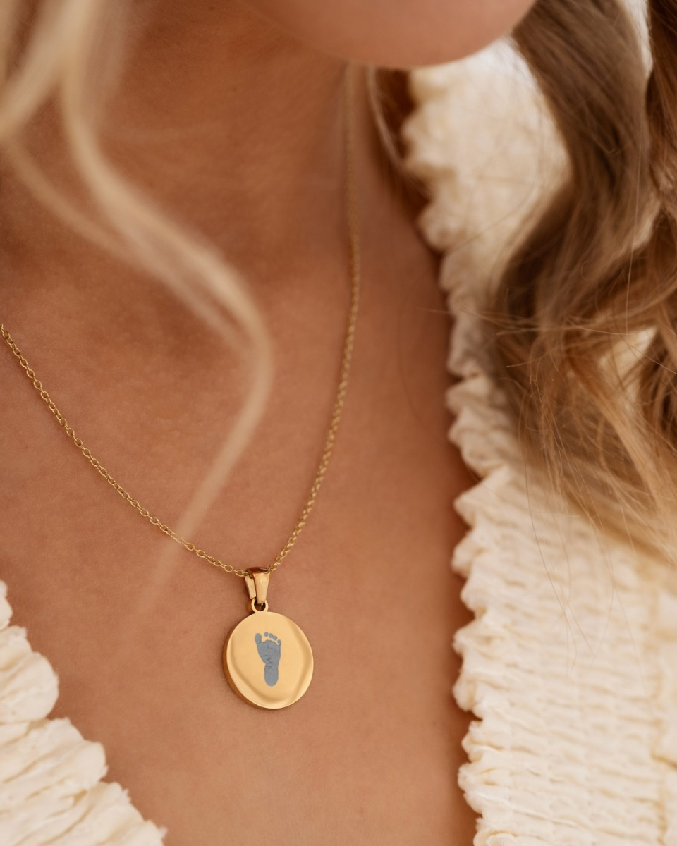 Gouden ketting met voetafdruk