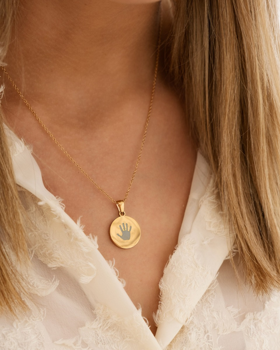 Gouden ketting met handafdruk
