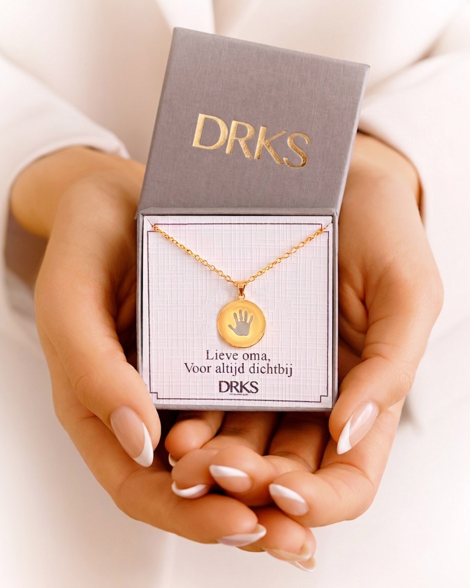 Gouden ketting met handafdruk in sieradendoosje