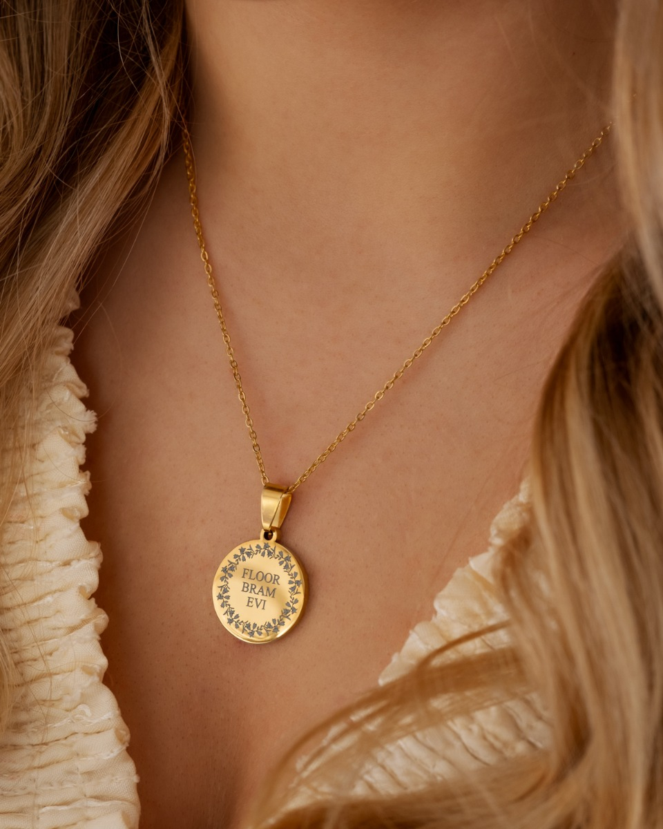 Gouden familie ketting bij model