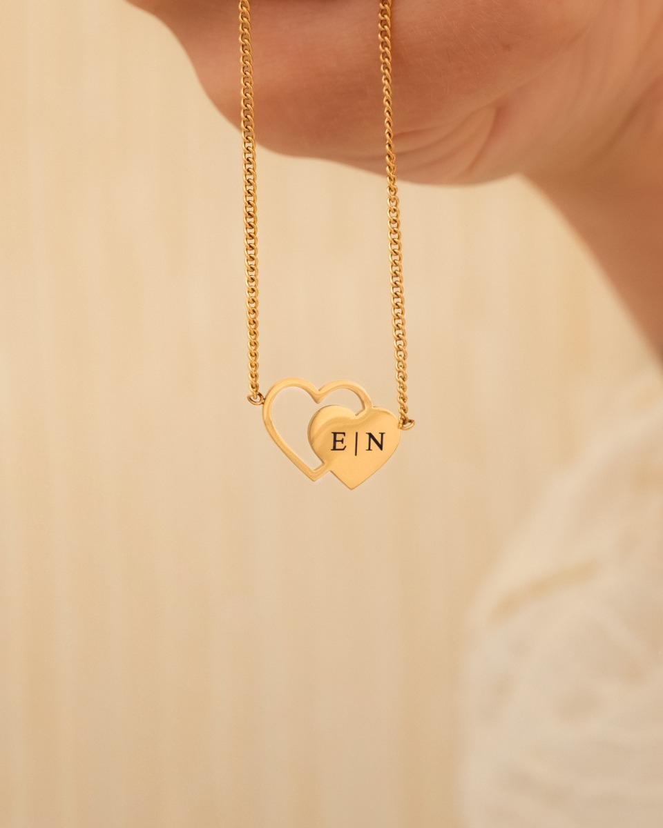 Gouden dubbele hartjes ketting met initialen
