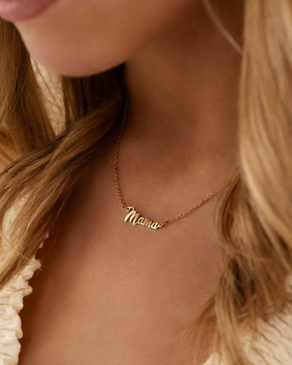 Gouden mama ketting bij model