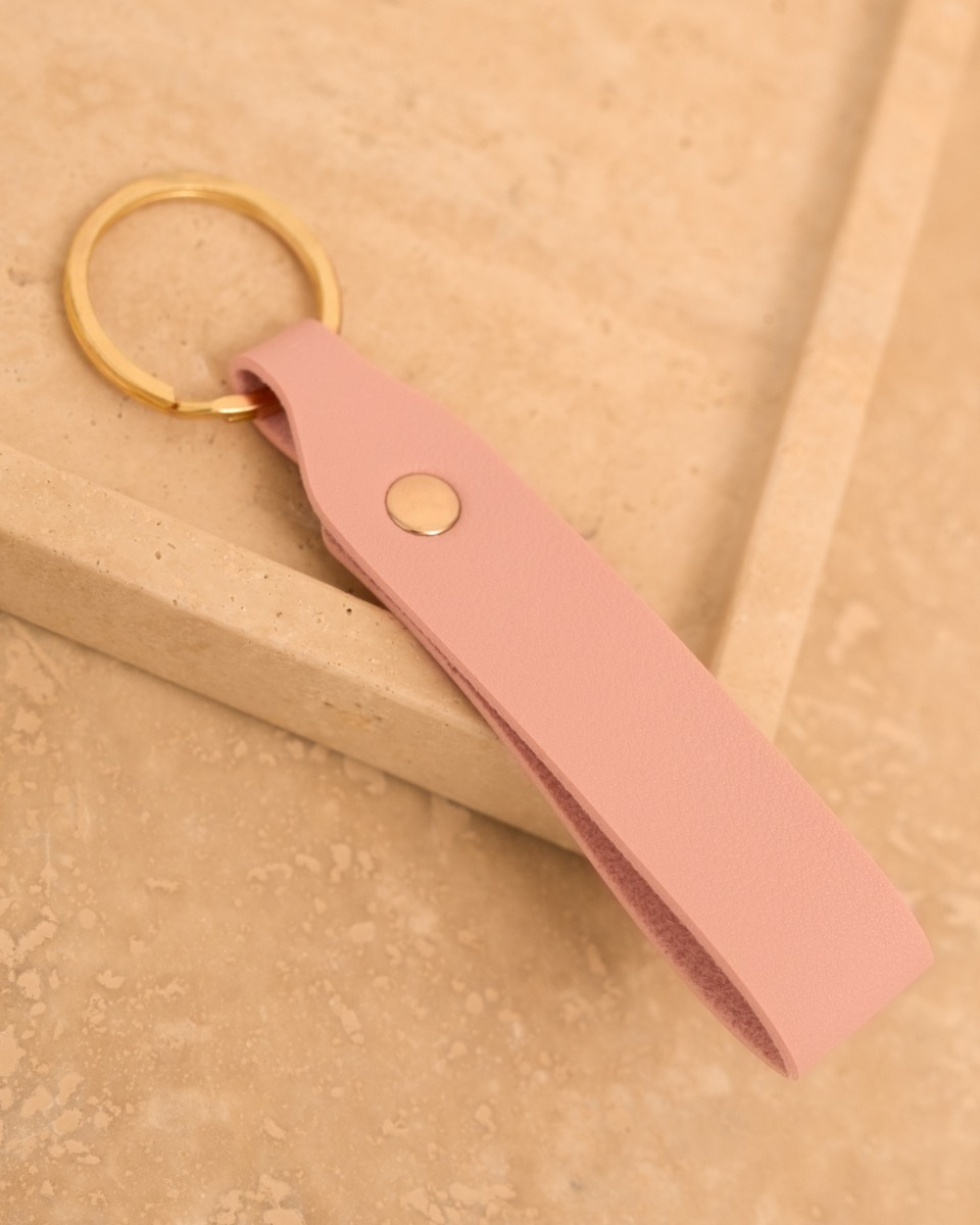 Roze sleutelhanger met gouden ring