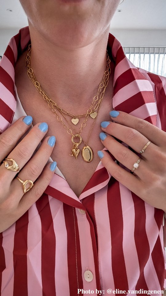 Influencer met graveerbare kettings.