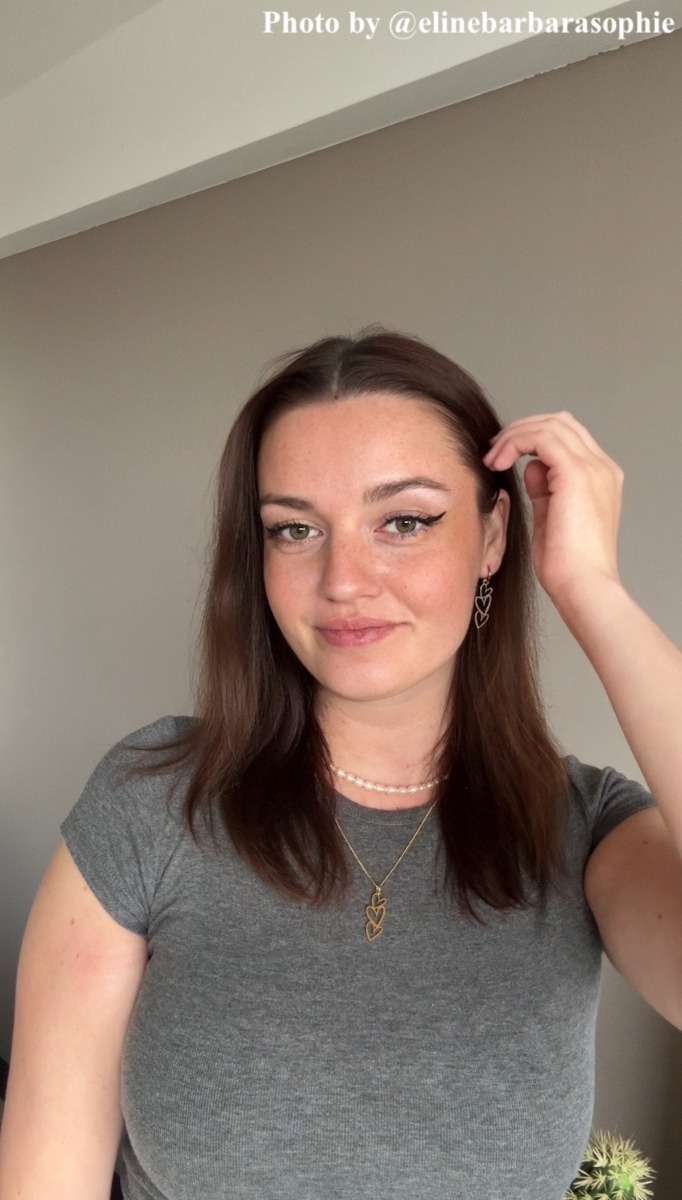 influencer draagt hartjes armband