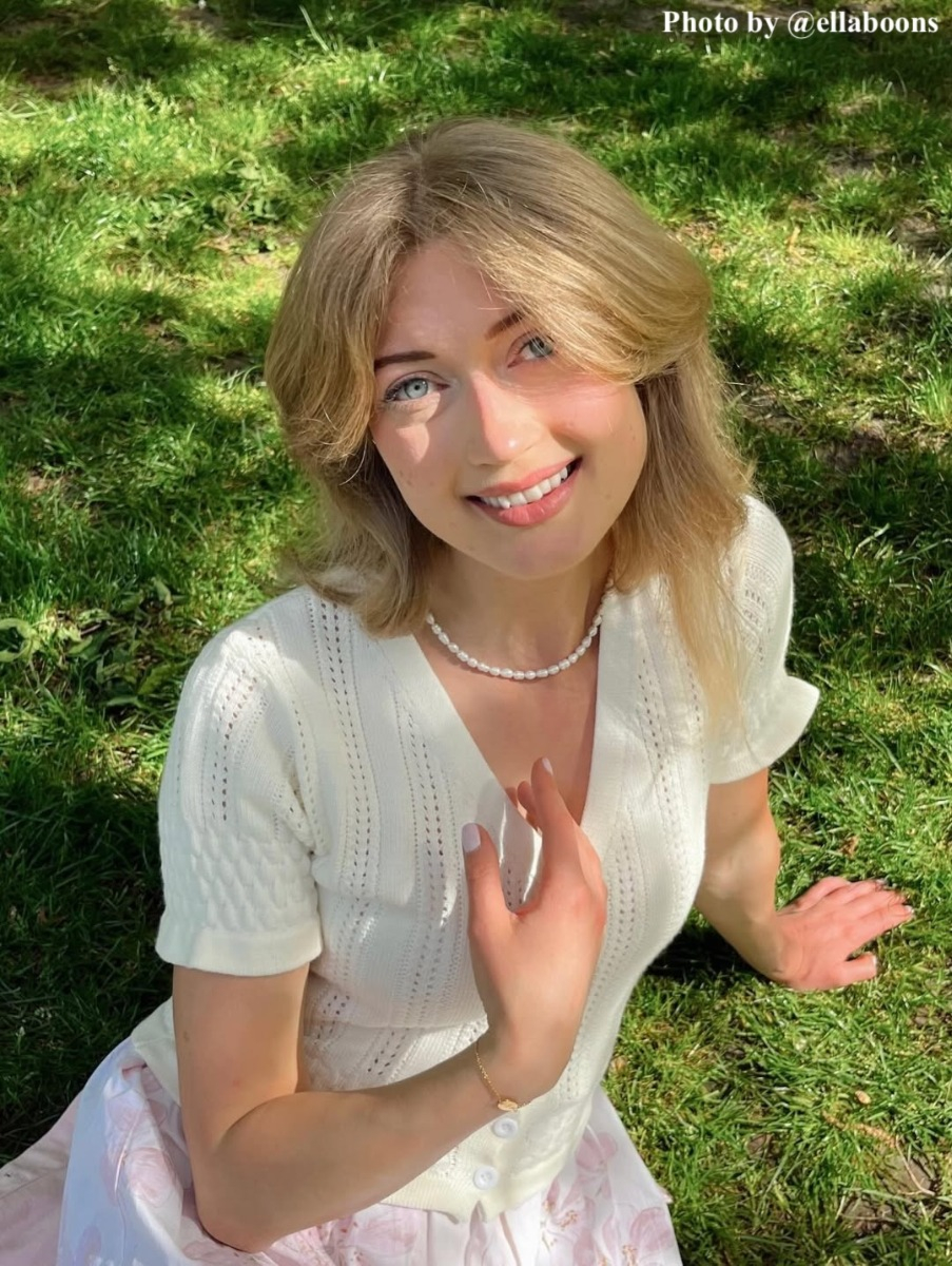 Influencer met parel ketting