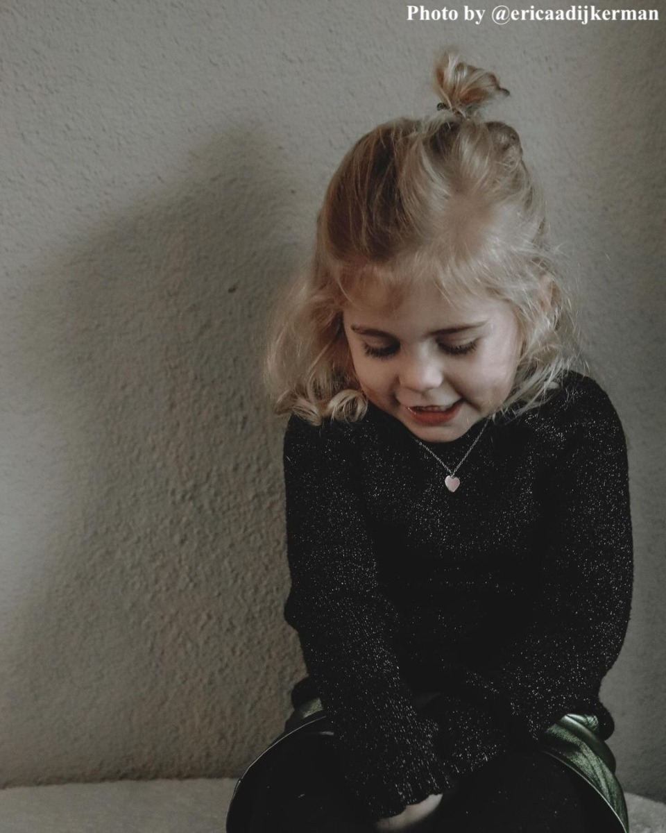 Influencer met de pink heart ketting kids.