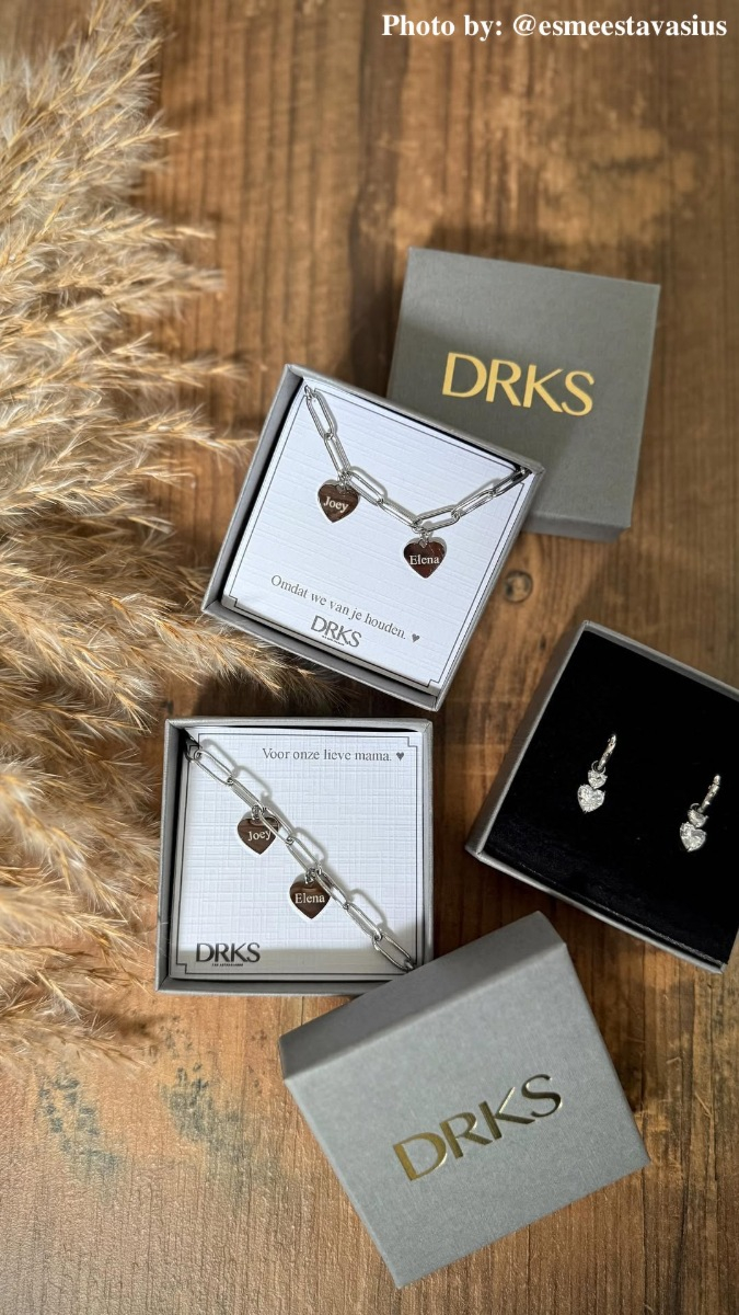 Zilveren crystal hartjes oorbellen.