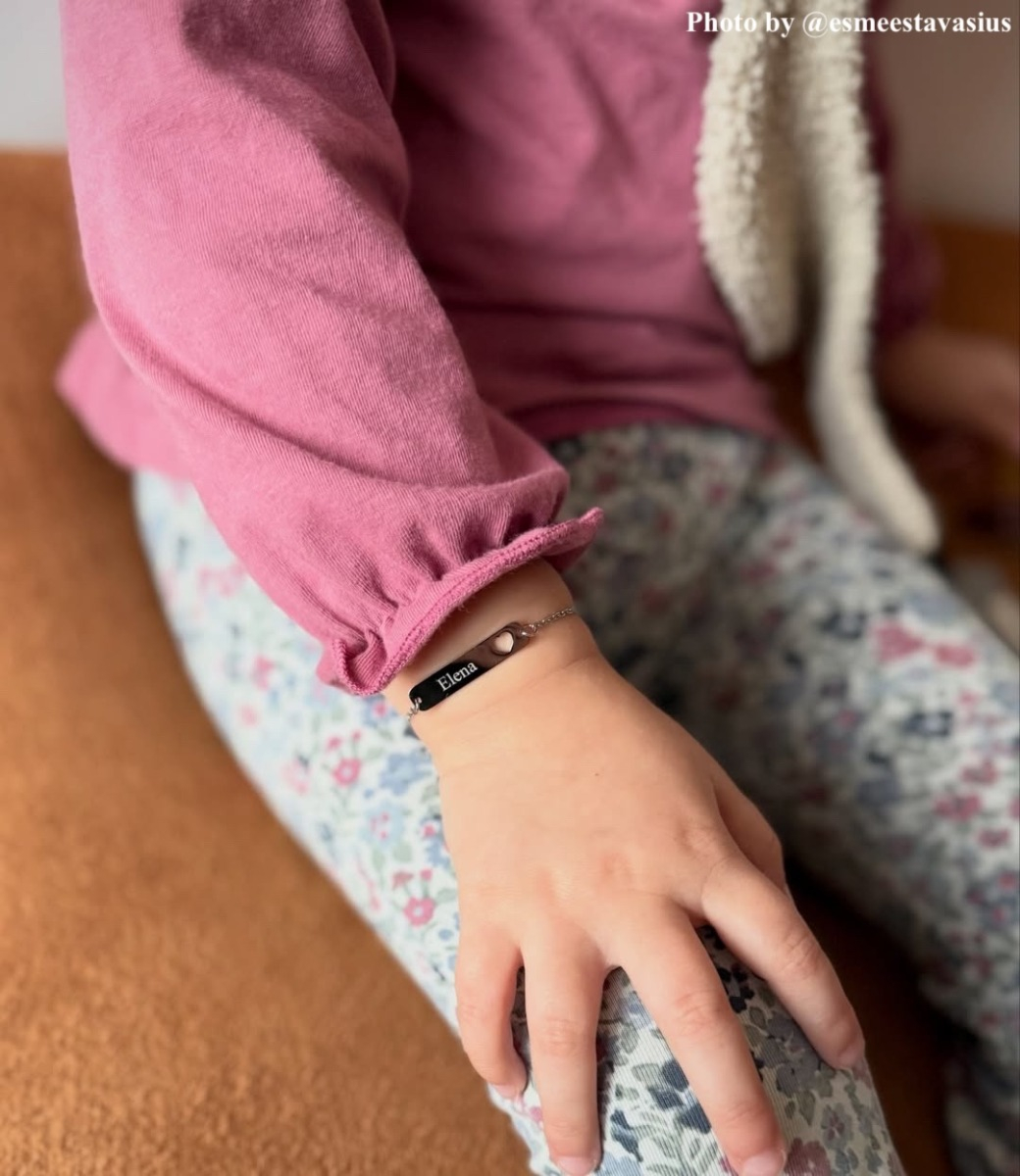 influencer kindje draagt armband met naam