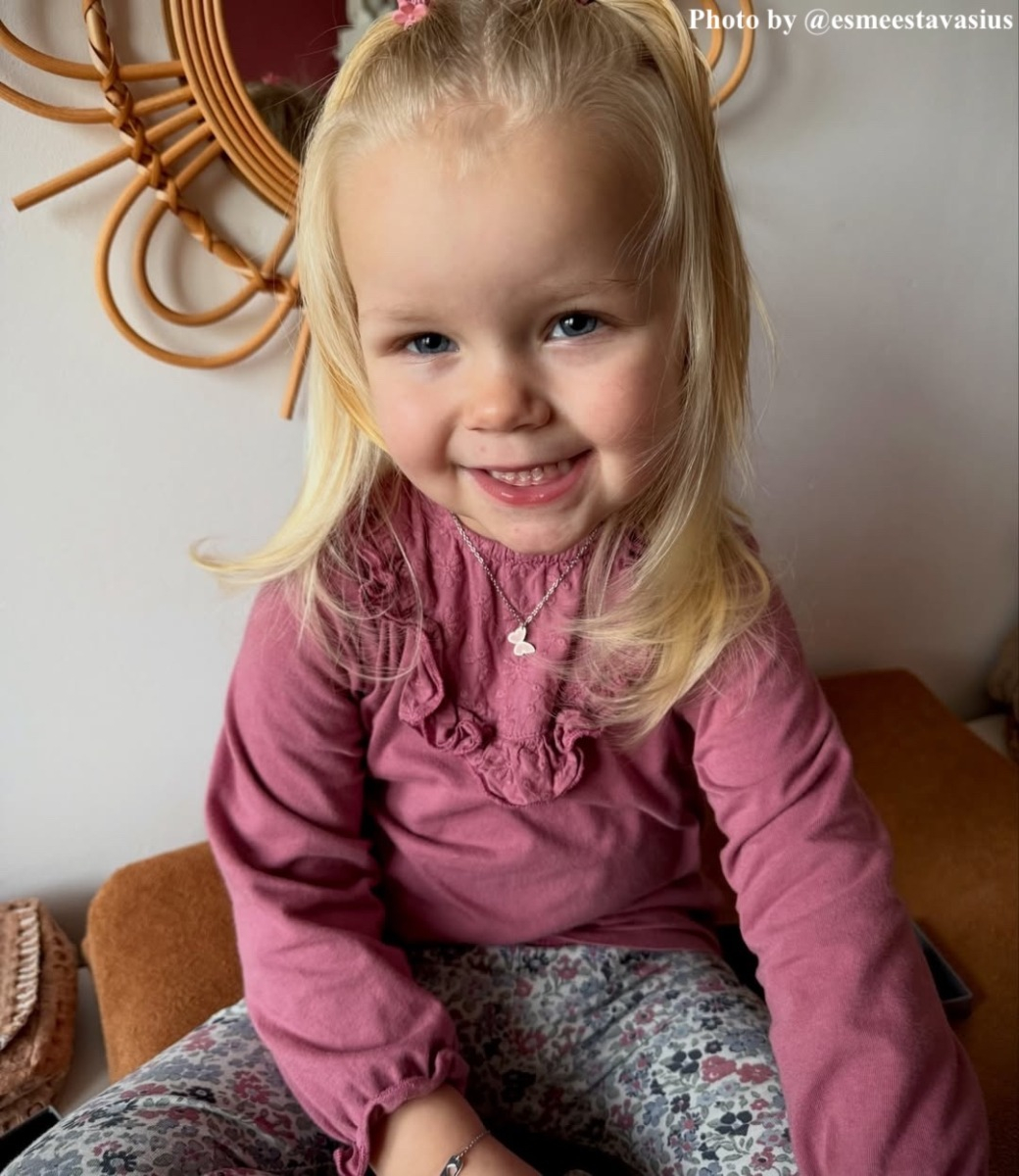 influencer meisje draagt vlinder ketting