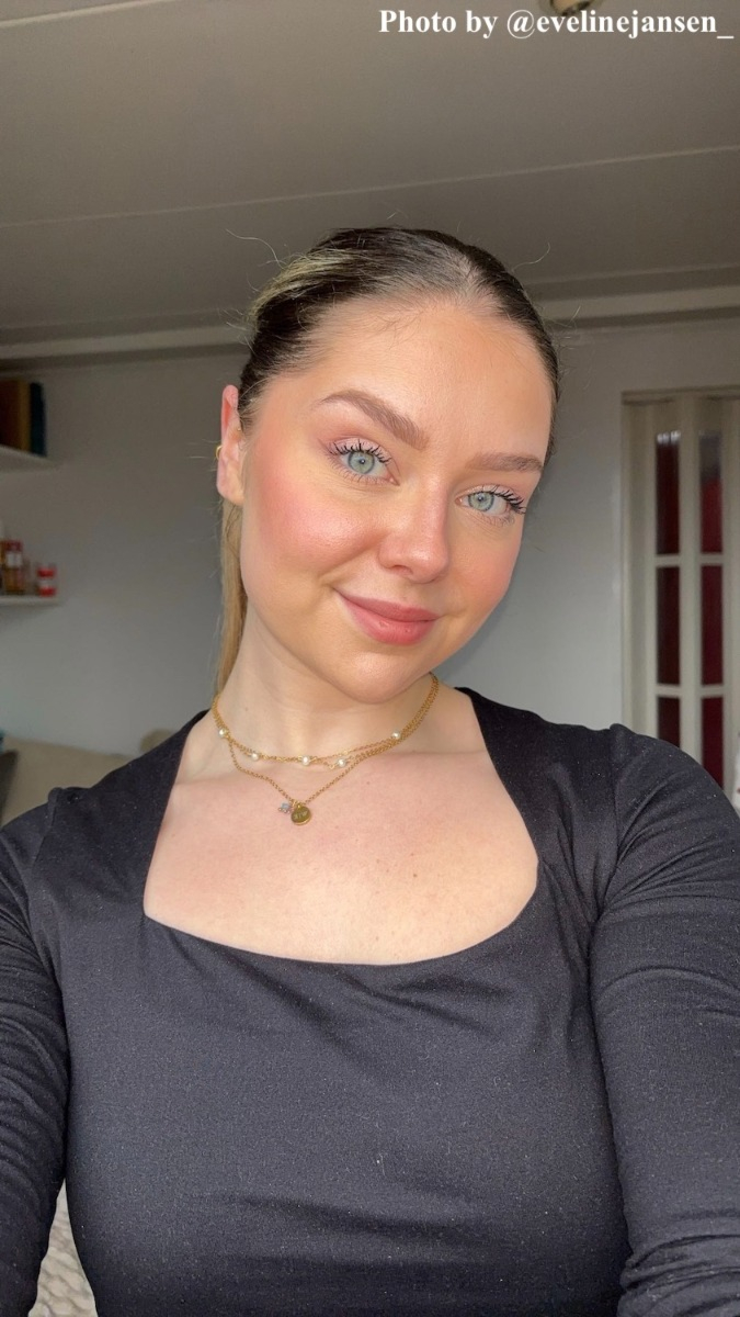 Influencer met DRKS ketting.