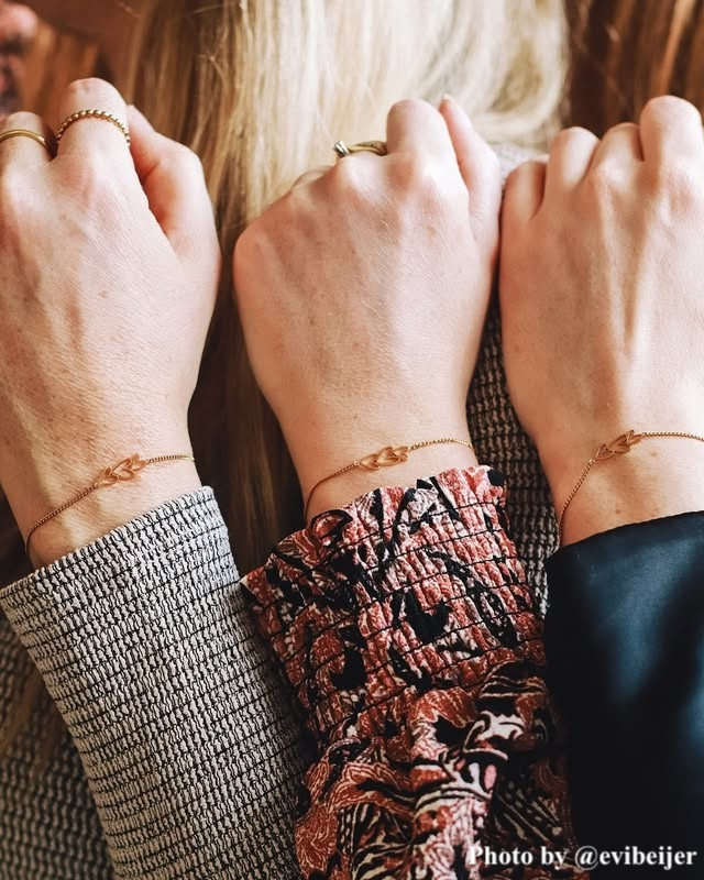 Influencer met de moeder dochter armband triple heart.