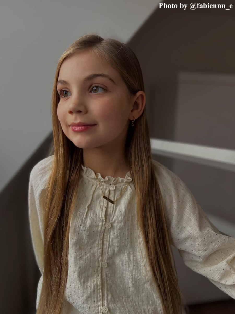 influencer meisje draagt graveerbare kinder ketting kleur goud