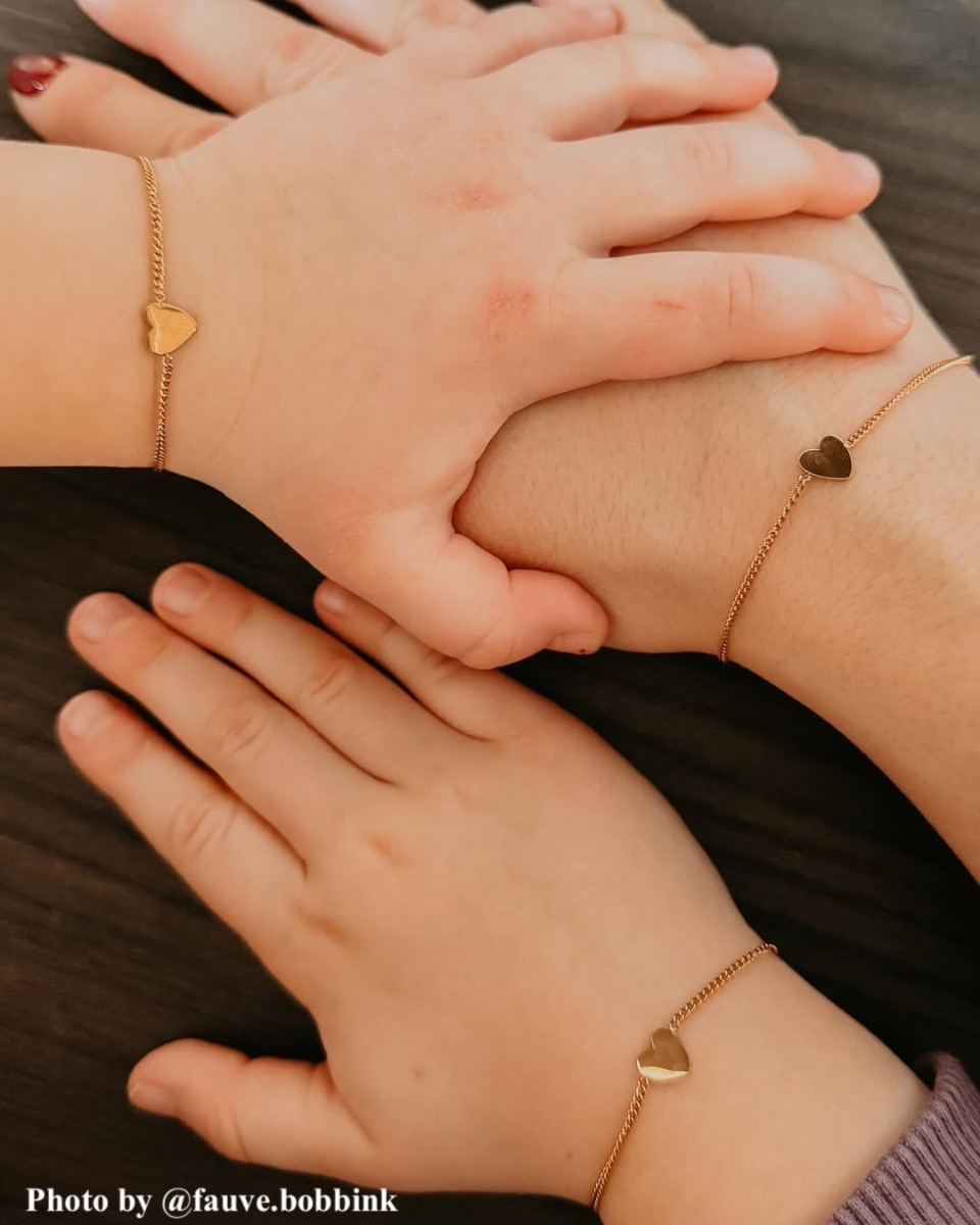 Influencer met moeder dochter hartjes armbanden