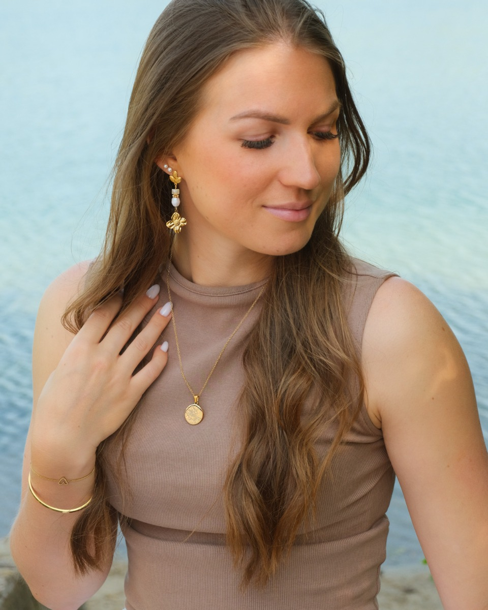 Gouden sieraden look met hartjes