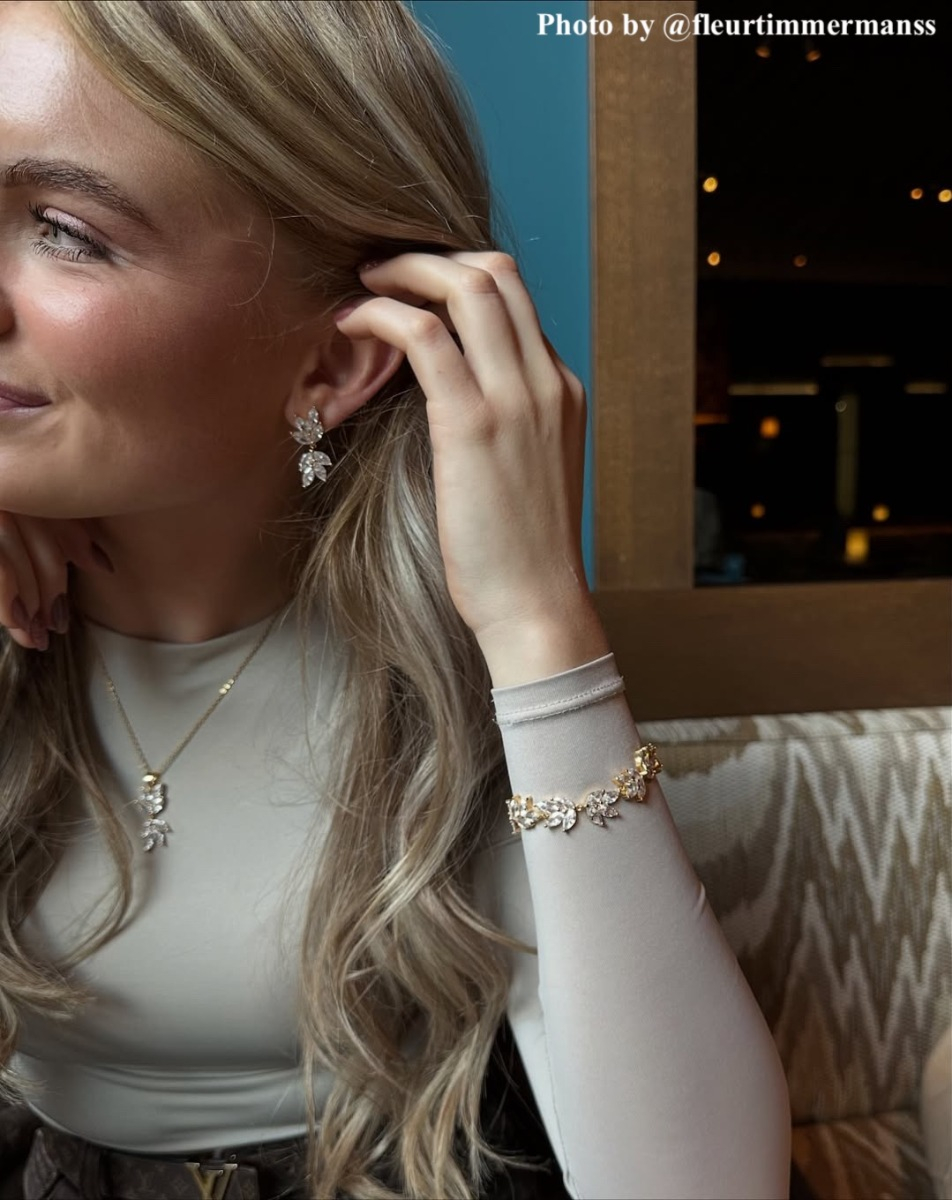 influencer draagt bridal oorbellen goudkleurig