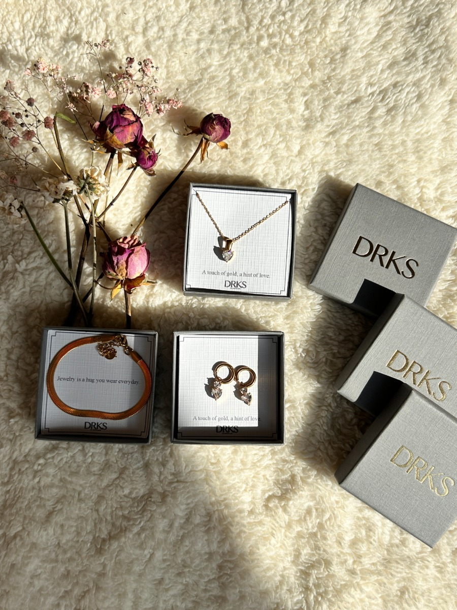 model met crystal heart ketting
